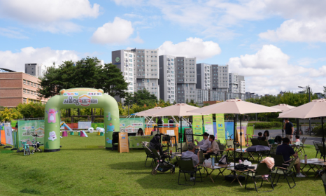 family picnic setup kids outdoor Seoul park