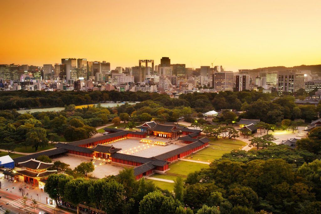 The serene and family-friendly Changgyeonggung Palace in Seoul. Known for its relaxed environment and beautiful ponds, it is one of the best palaces to visit with children for a quiet and hands-on cultural experience during the festival.