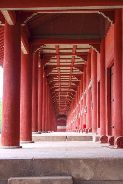 The solemn and grand architecture of Jongmyo Shrine, a UNESCO World Heritage site dedicated to ancestral rituals for the kings and queens of the Joseon Dynasty. It offers a unique historical perspective on Korean royal traditions and Confucian culture.